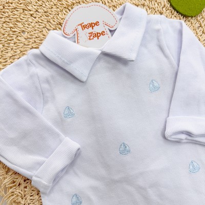 Macacão Tricotil (Tricot 100% Algodão) com Gola e Bordado - Branco Barquinhos